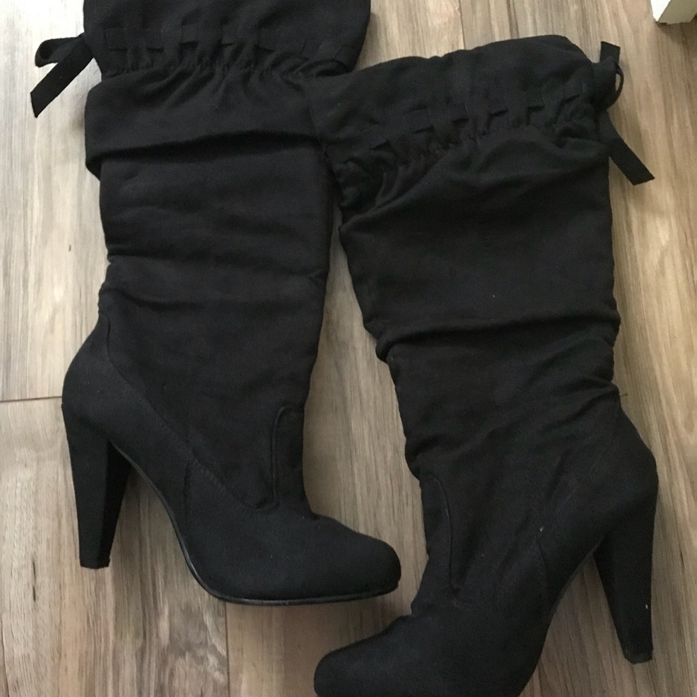 Black boots .. sooo cute!